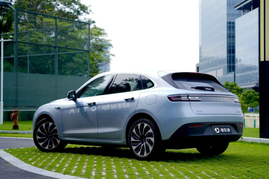 特斯拉的辅助驾驶再次被马斯克吹捧,却引发了法律纠纷