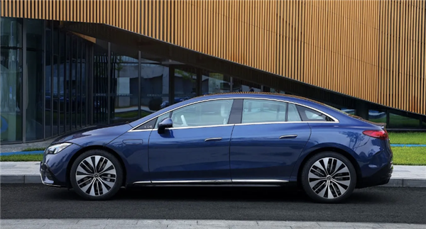 奔驰EQE纯电轿车:降价登场,能否拯救销量颓势?