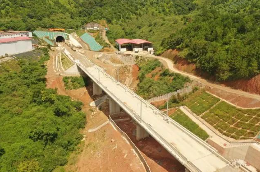 梅龙高铁（梅州-龙川）全线所有隧道全部贯通：正线全长 93.98 公里，明年 6 月通车