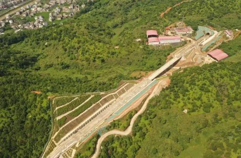 梅龙高铁（梅州-龙川）全线所有隧道全部贯通：正线全长 93.98 公里，明年 6 月通车