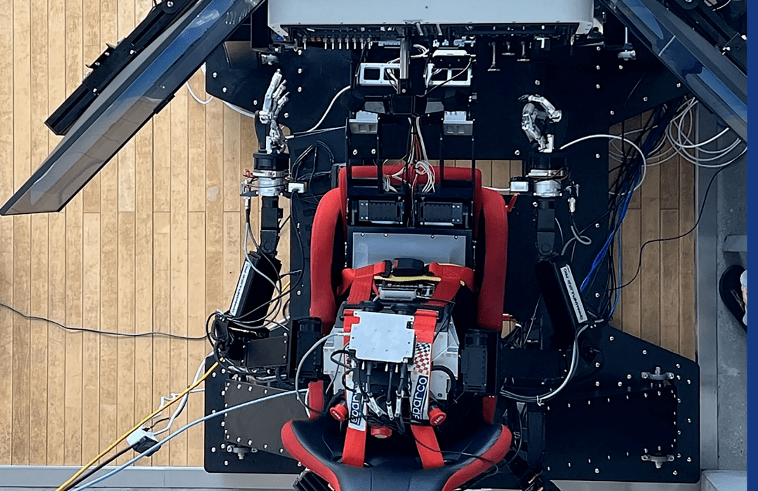 人形机器人开飞机?未来还要开坦克军舰?网友:真正的'无人'驾驶