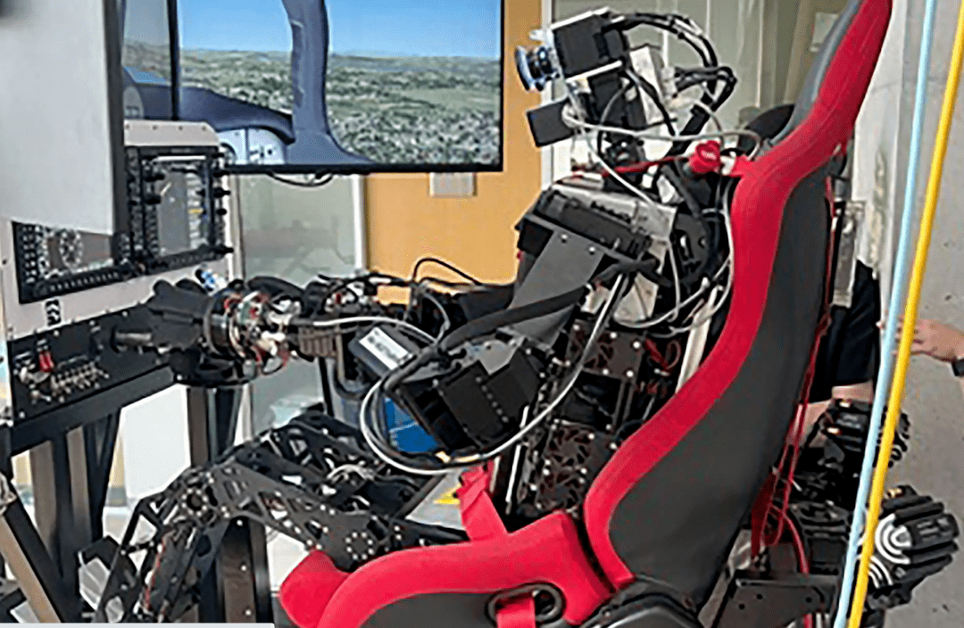 人形机器人开飞机?未来还要开坦克军舰?网友:真正的'无人'驾驶