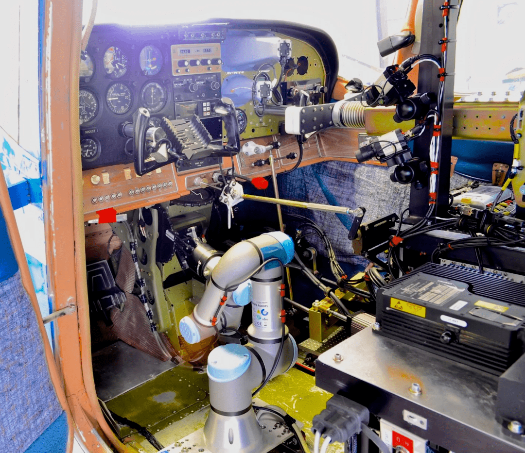 人形机器人开飞机?未来还要开坦克军舰?网友:真正的'无人'驾驶