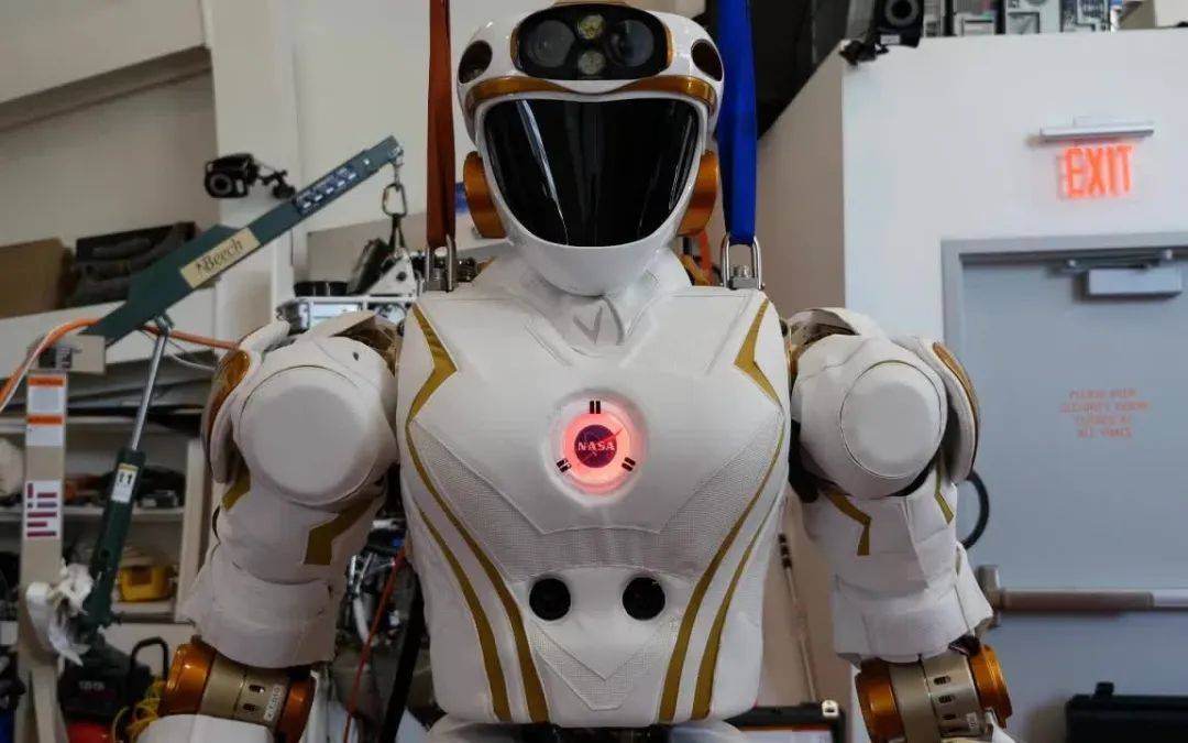 人形机器人开飞机?未来还要开坦克军舰?网友:真正的'无人'驾驶