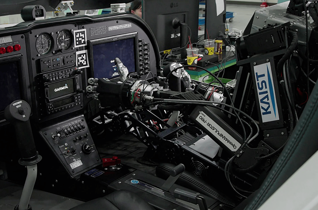 人形机器人开飞机？未来还要开坦克军舰？网友：真正的'无人'驾驶