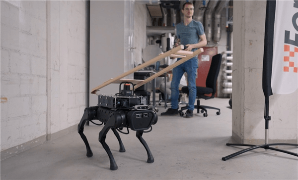 瑞士研发出机器人导盲犬：避障、导航均在行