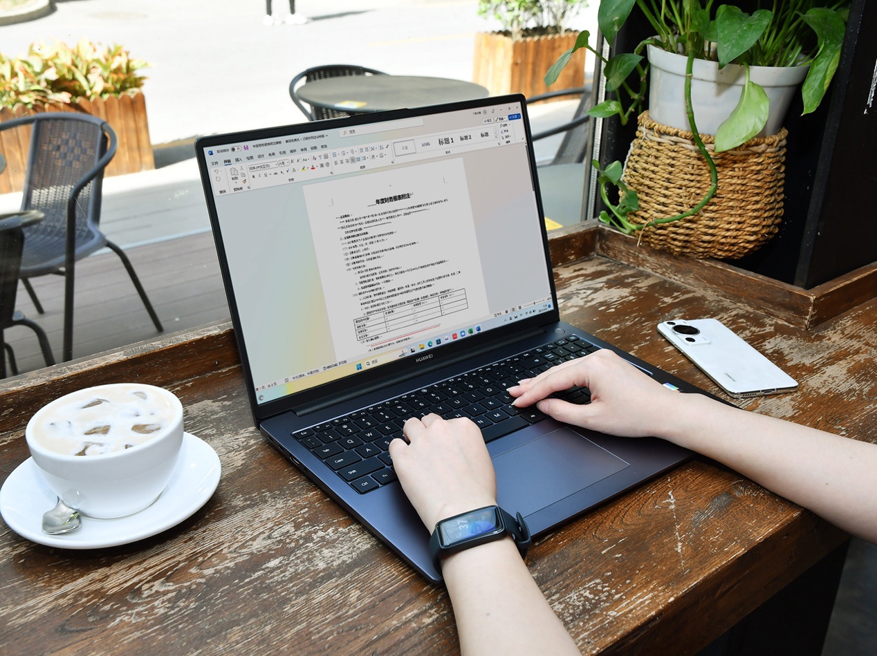 助力有为青年奔乘风破浪，华为智慧 PC 联接每一份热爱