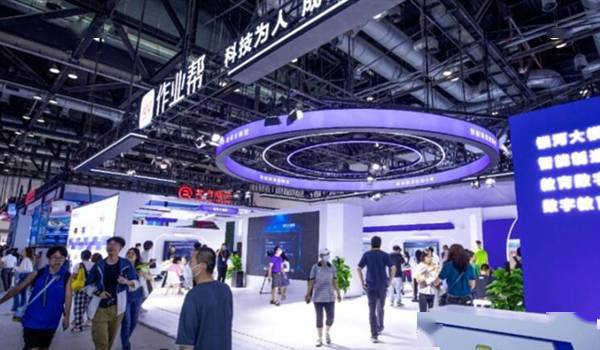 作业帮发布教育领域银河大模型：支持AI解题、多语言AI问答