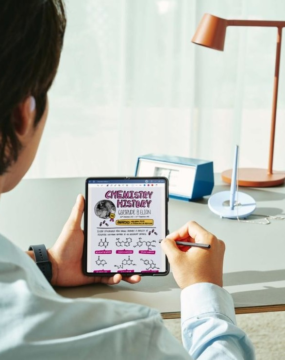 电子教案时代:三星Galaxy Z Fold5成为教师得力助手