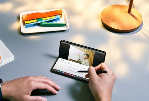 电子教案时代:三星Galaxy Z Fold5成为教师得力助手