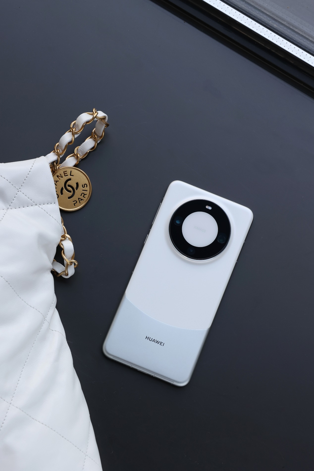 华为 Mate 60 Pro 爆火！以全新外观设计亮相，致敬奔腾不息的力量