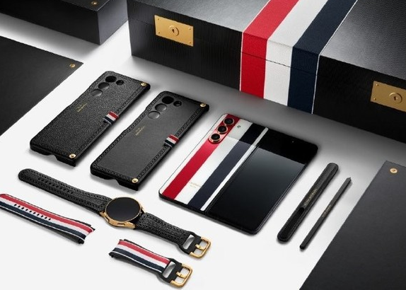 三星联名手机走向时尚 Thom Browne版外观首次曝光