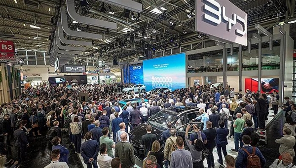 中国电动车登上慕尼黑舞台，德国车企寻求创新应对挑战