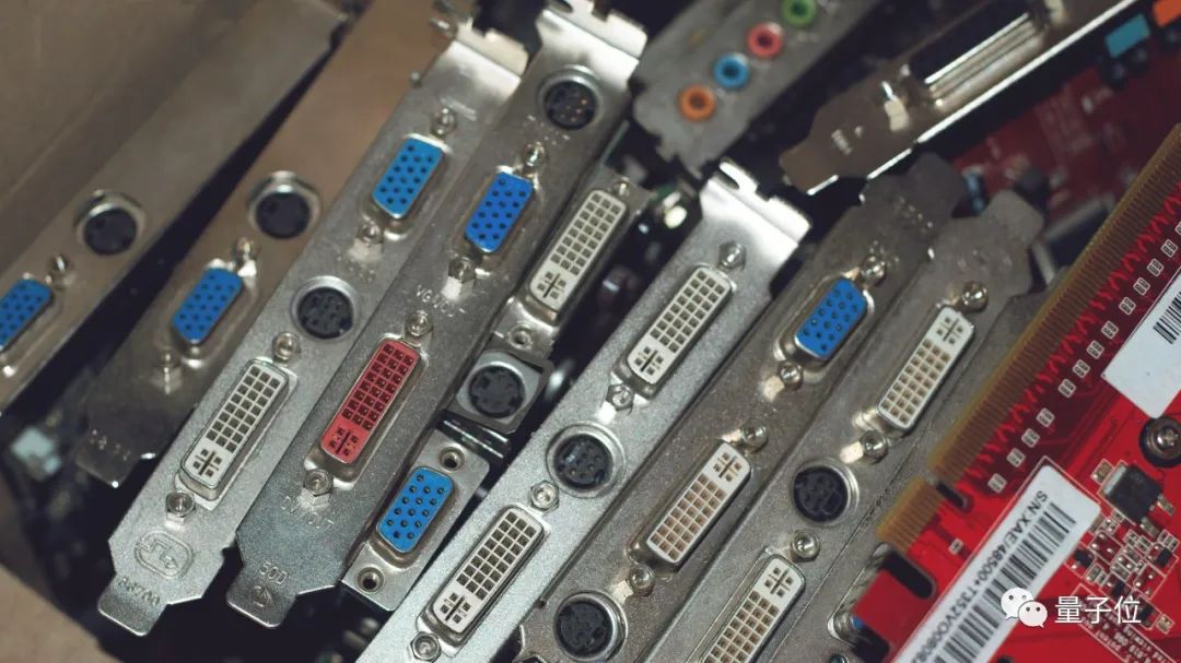 老黄给H100“打鸡血”:英伟达推出大模型加速包,Llama2推理速度翻倍