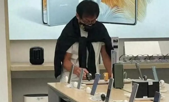 成龙低调光顾崇州华为旗舰店,悄然购入最新一代Mate手机