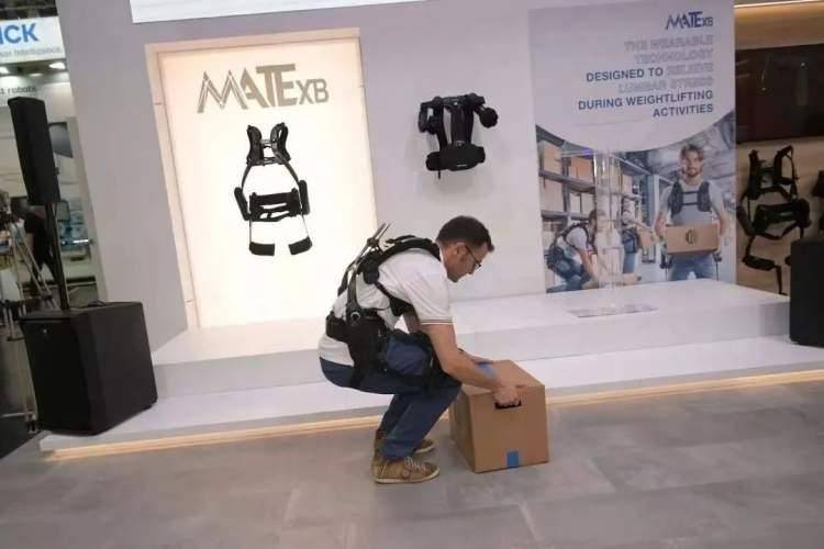 可协助工人搬起25公斤重物！柯马发布新型可穿戴机器人解决方案