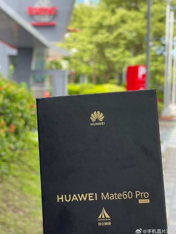 华为Mate60 Pro再度亮相台湾市场，数码博主在台积电厂区晒机