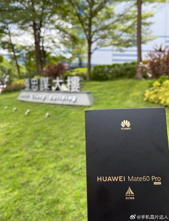 华为Mate60 Pro再度亮相台湾市场，数码博主在台积电厂区晒机