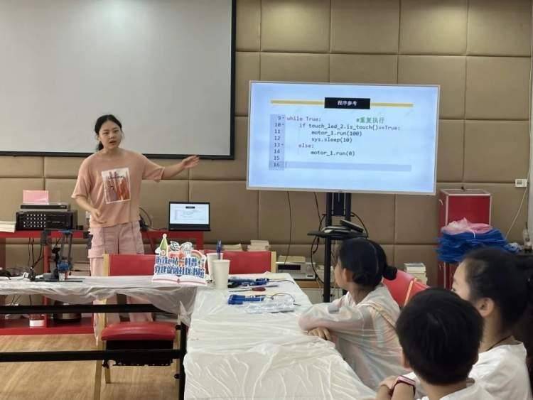 VR体验、旋转飞椅……普陀这里的课程好玩又好学