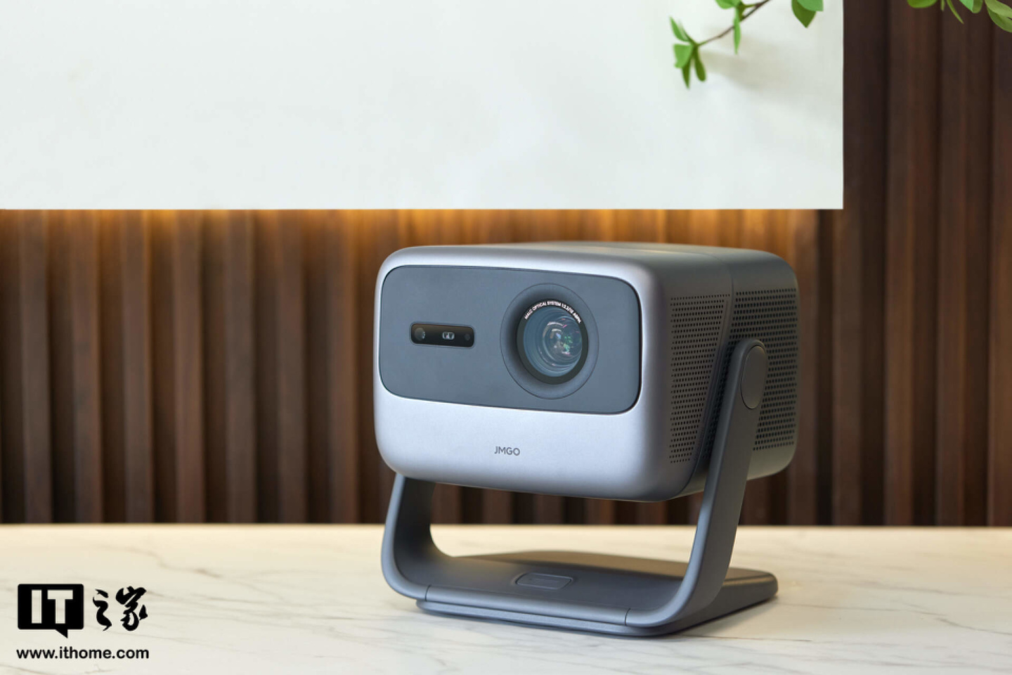 新标题：坚果 N1S Pro 4K 云台投影预售中，仅售 6999 元：享受 4K 三色激光投影体验