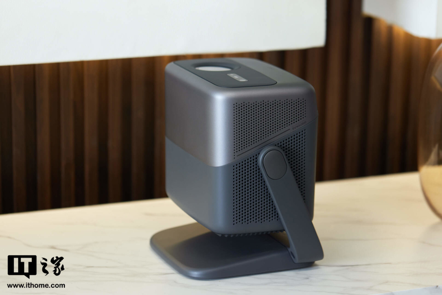 新标题：坚果 N1S Pro 4K 云台投影预售中，仅售 6999 元：享受 4K 三色激光投影体验