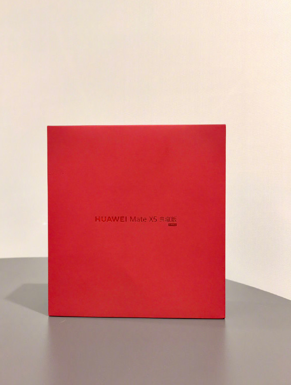 张智霖曝光华为新机 Mate X5成明星青睐之选