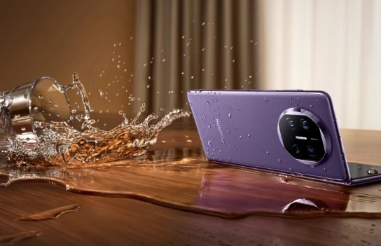 明星陈赫展示华为Mate X5：明星中的新一代手机宠儿