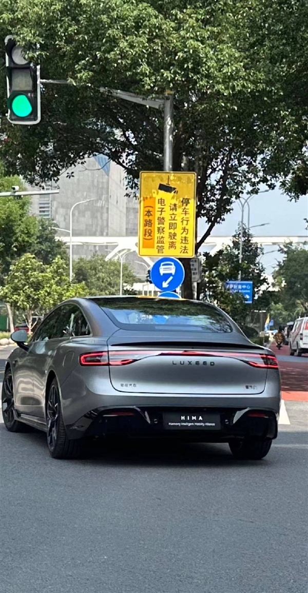 华丽登场!智界S7曝光:高性能电动轿跑震撼亮相