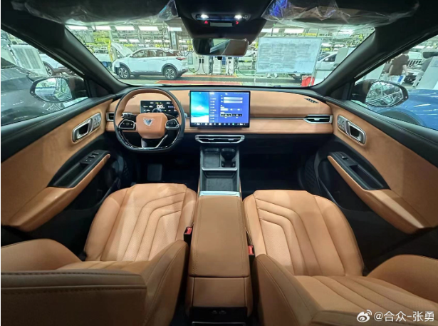 哪吒X亮相：智能配置引人注目，内外大改革不容忽视