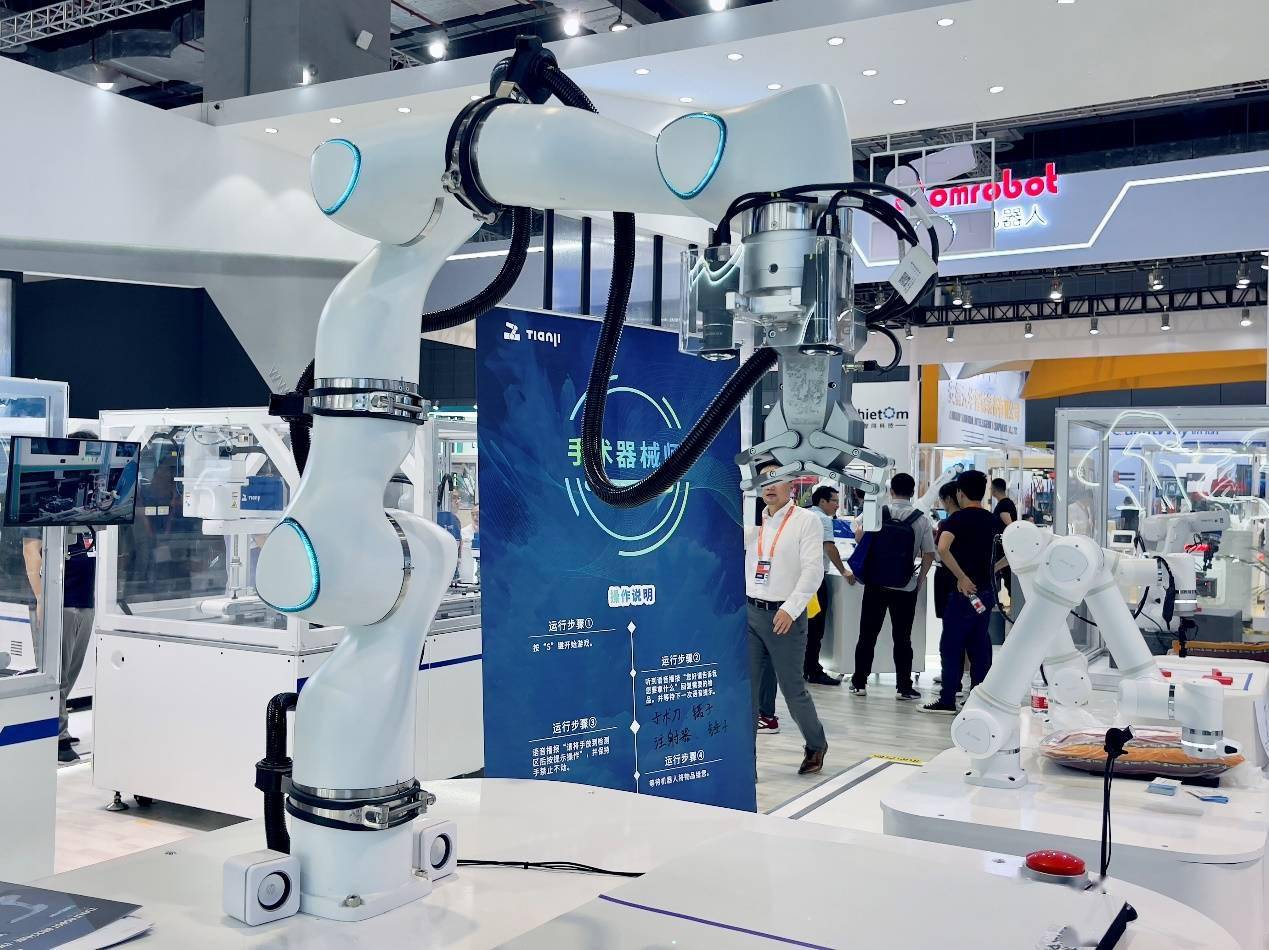 工博会上现身“蛋雕大师”,天机机器人高能“炫技”震撼全场