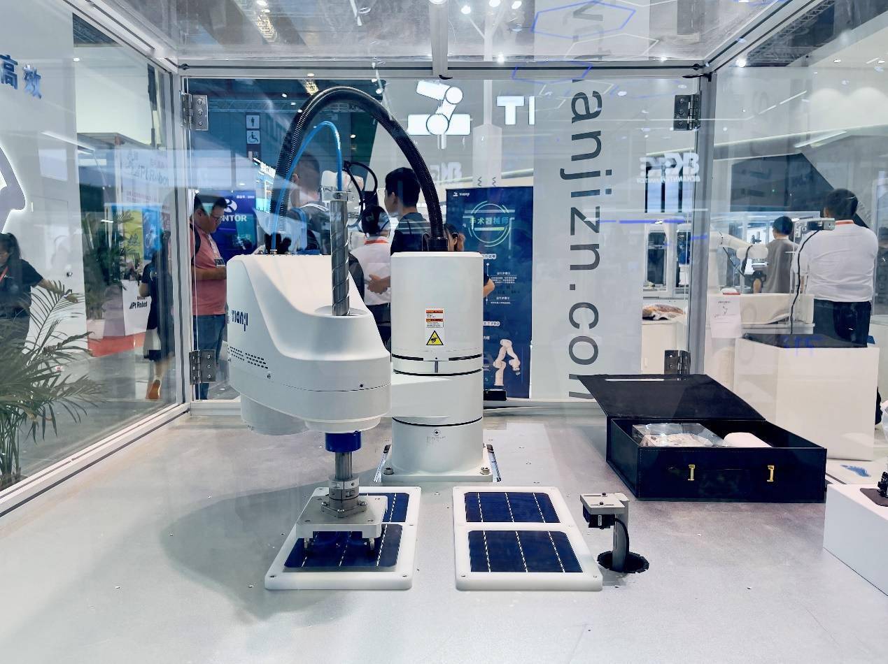 工博会上现身“蛋雕大师”,天机机器人高能“炫技”震撼全场