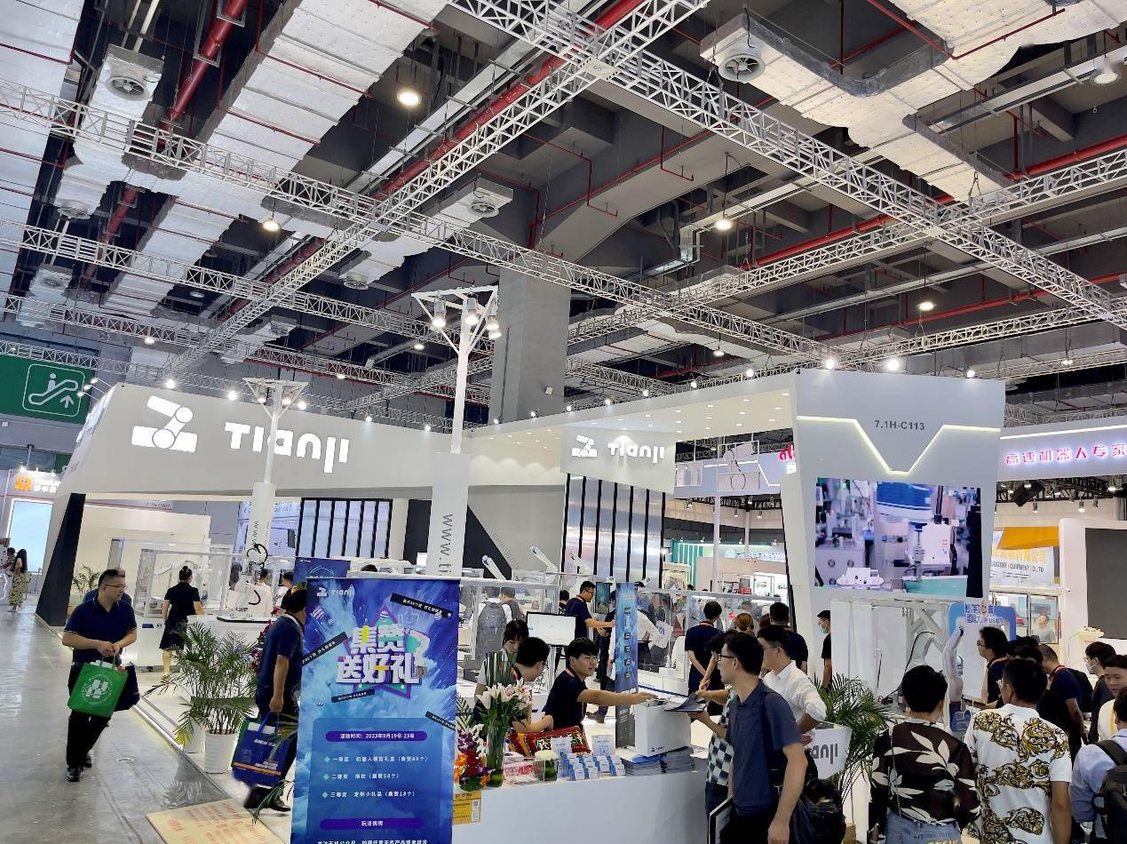 工博会上现身“蛋雕大师”，天机机器人高能“炫技”震撼全场