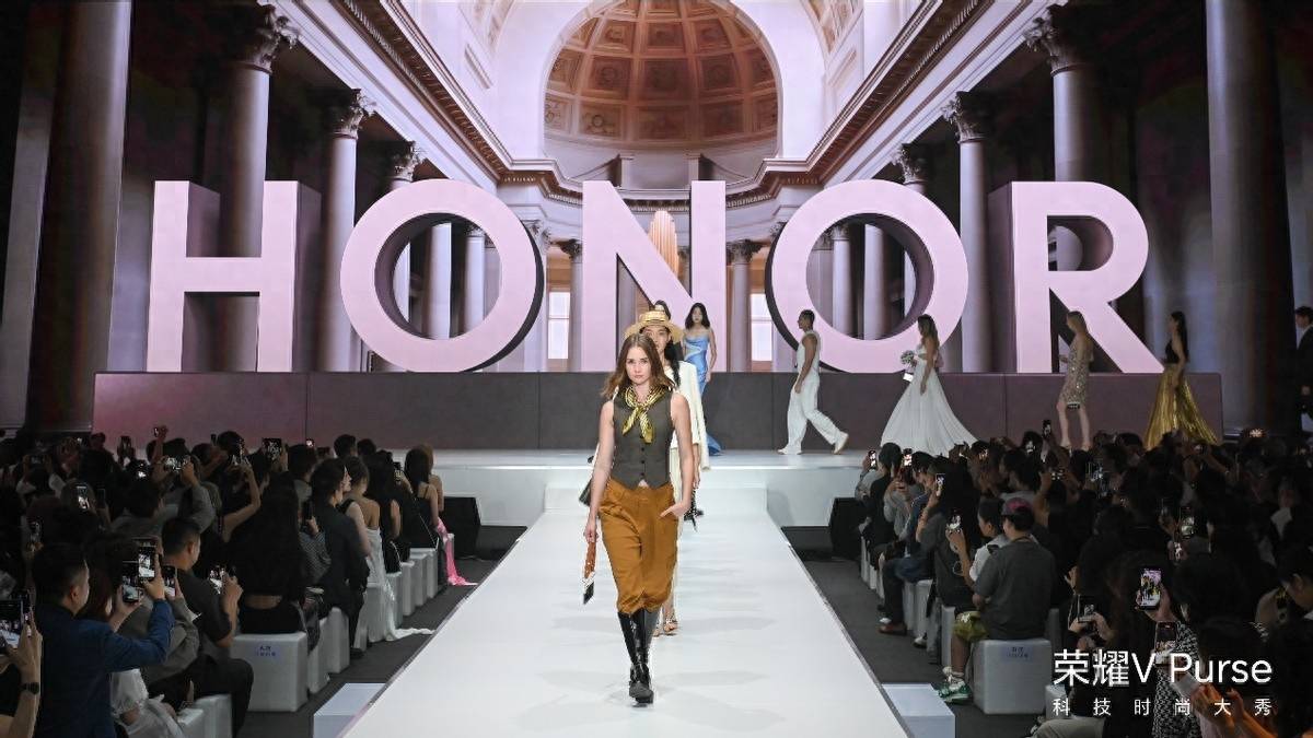 蓄力亿级折叠大市场 荣耀V Purse探索人机交互新概念