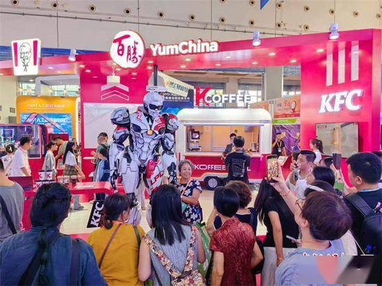 东博会上的餐饮企业展厅亮点:机器人制作冰淇淋