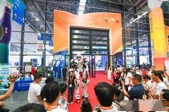 东博会上的餐饮企业展厅亮点:机器人制作冰淇淋