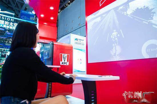 东博会上的餐饮企业展厅亮点:机器人制作冰淇淋