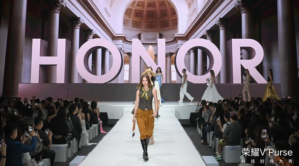 荣耀V Purse发布:再次刷新折叠屏轻薄纪录