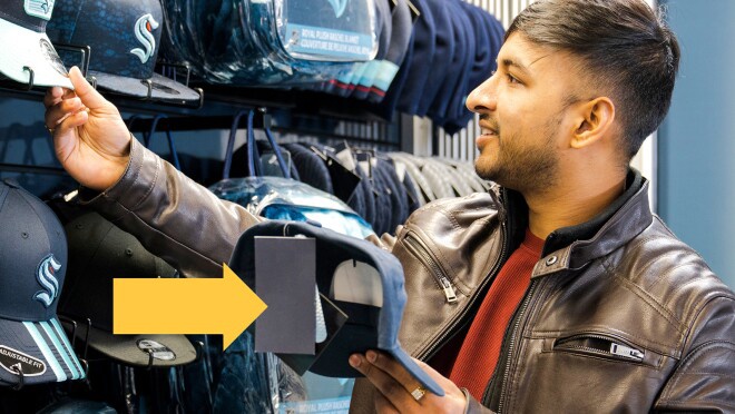 亚马逊推出基于 RFID 的新型 Just Walk Out 无收银技术，顾客取货出门即可自动识别