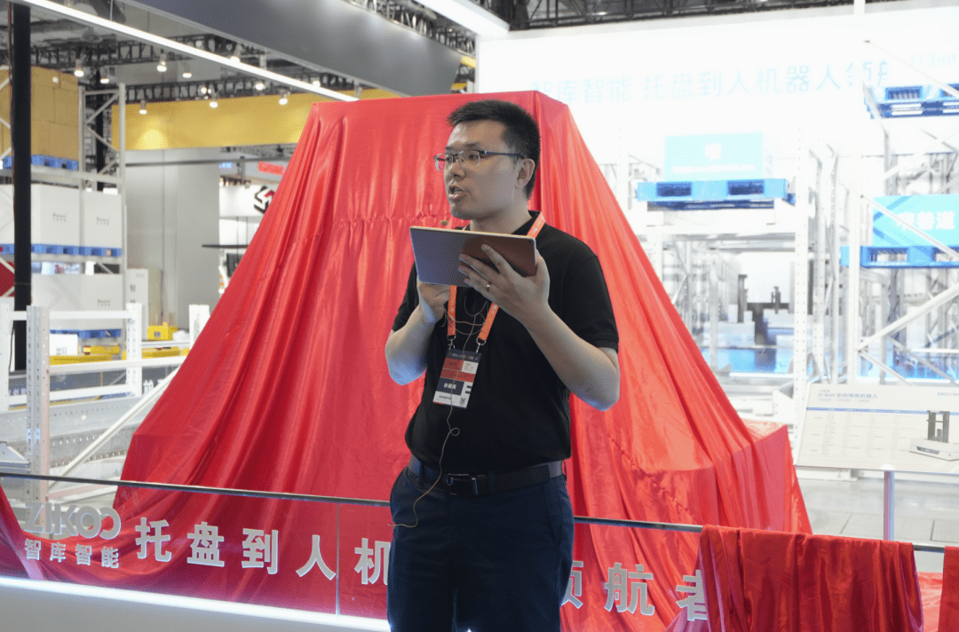 智库智能U-bot全向堆高机器人闪耀工博会舞台！