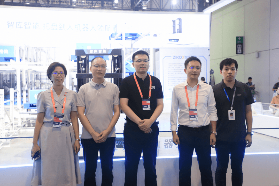 智库智能U-bot全向堆高机器人闪耀工博会舞台！