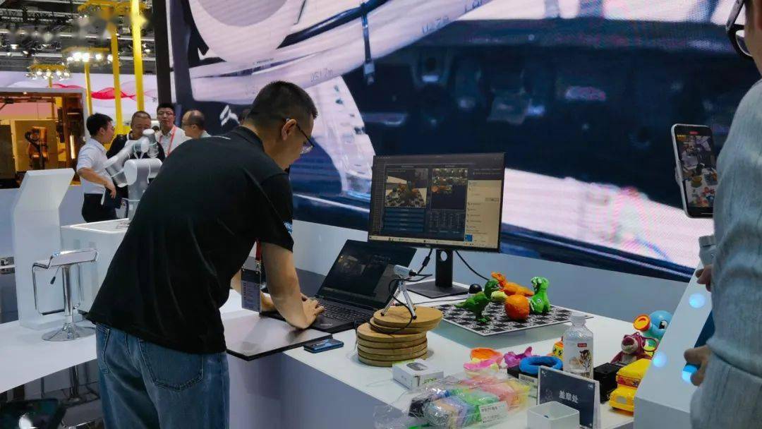 自适应机器人市场化更进一步,非夕科技携十余项跨行业解决方案亮相工博会