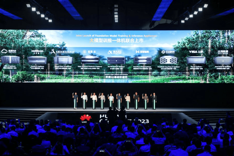 医渡科技携手昇腾AI发布首个医疗领域专属大模型训推一体机解决方案