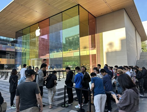 清晨等待：果粉早早排队迎接iPhone 15新机