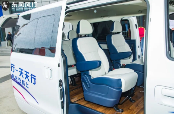 东风风行交付50台2023款菱智 PLUS CNG客车,服务定制客运线路