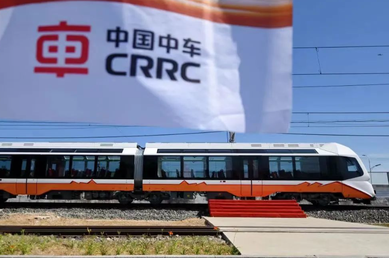 中国首次出口阿根廷新能源轻轨列车从江苏南通出海，最高时速 70km