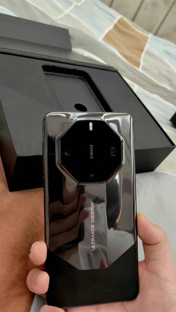 华为Mate 60 RS保时捷版亮相:红黑双色陶瓷机身引领潮流