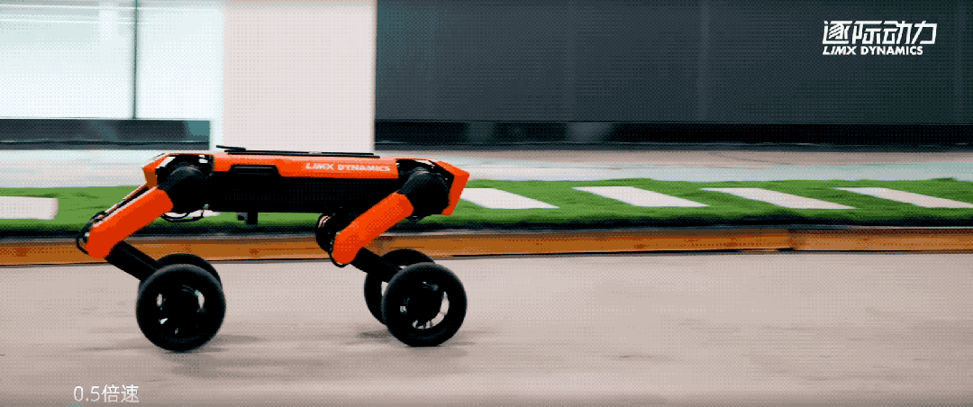 国产机器狗新秀，要“做地面的大疆”！首款四轮足商用机器人刚刚亮相