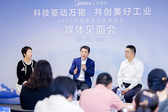 美的工业技术再次亮相工博会，推出首款3D AI相机，配备全新PLC和旋转伺服系统！