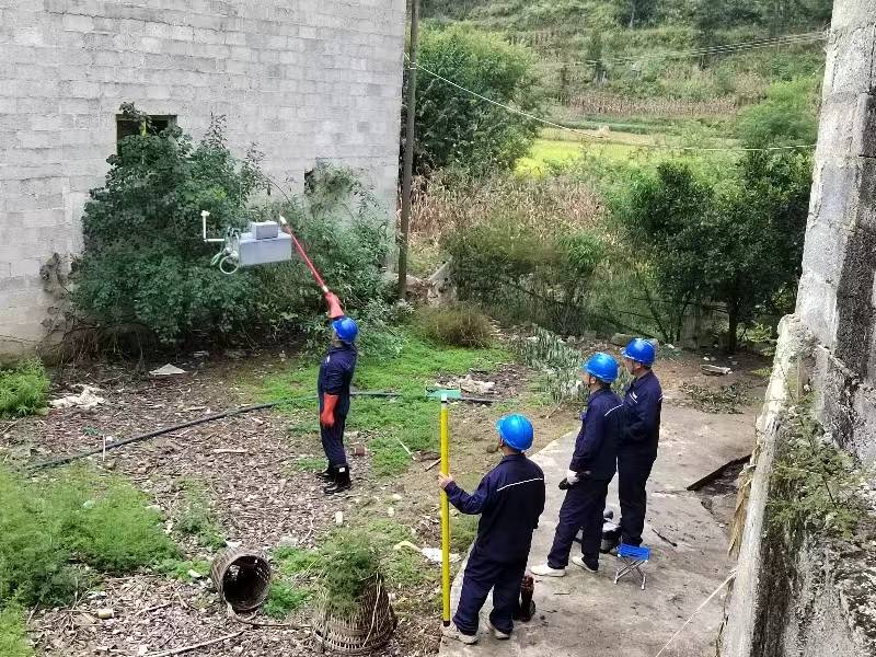 南方电网德江供电局:操控机器人 为裸导线穿上“防护服”