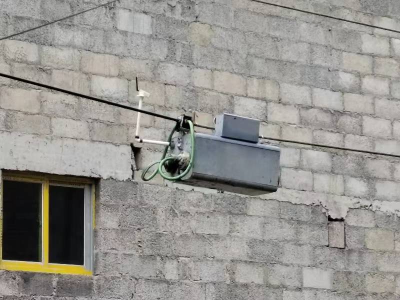 南方电网德江供电局:操控机器人 为裸导线穿上“防护服”